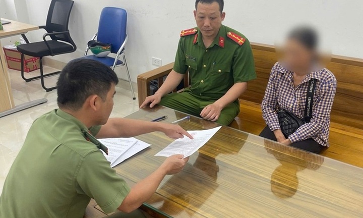 Tin pháp luật nổi bật 24h qua: Tung tin “đi xe máy đeo dép lê bị xử phạt”, người phụ nữ bị phạt 7,5 triệu đồng