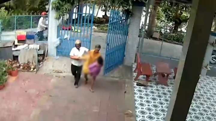 Clip: Đang gom lục bình phơi trước nhà, chồng đau đớn khi vợ bị sét đánh tử vong