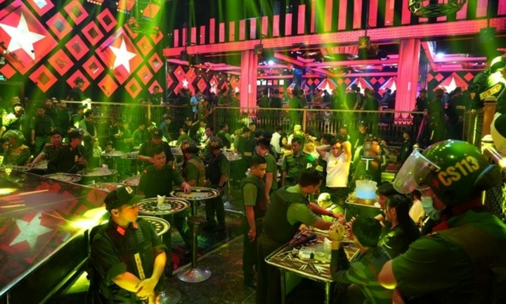 Hơn 300 cảnh sát đột kích quán bar Paris Night Club, phát hiện 42 người dương tính ma túy