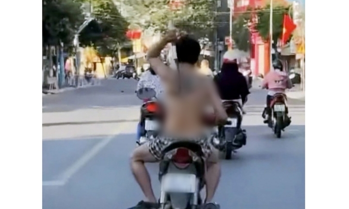 Vụ người đàn ông đi xe máy, cầm rựa “múa” loạn xạ trên đường ở Bình Dương: Công an vào cuộc