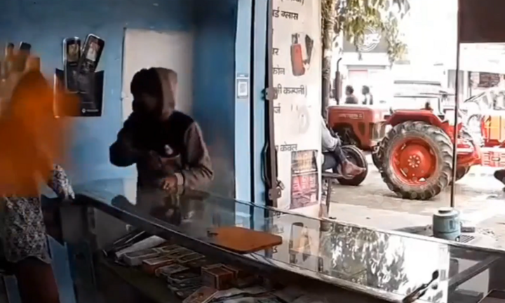 Clip: Tên cướp táo tợn ném bột ớt vào mặt chủ cửa hàng, nhanh tay “cuỗm” gần 20 triệu đồng