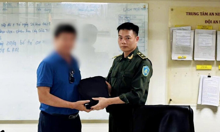 Tin tức thời sự hôm nay (4/5): Trả lại túi bên trong có 83 triệu đồng cho khách bỏ quên ở Nội Bài