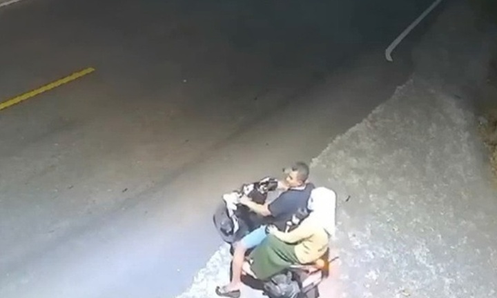 Clip: Lốp xe buýt đập trúng xe máy, 3 người sống sót thần kỳ