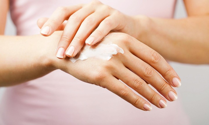 Dùng chung kem làm trắng da, hai chị em nguy kịch vì suy thận