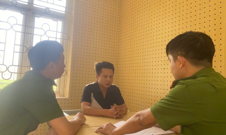 Hai người đàn ông bị tạm giữ vì đe dọa, cưỡng đoạt tiền của CSGT