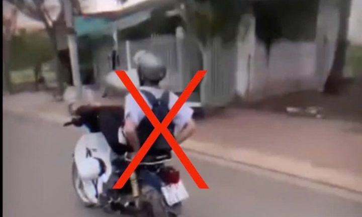 Xử lý nam sinh lớp 10 buông hai tay khi điều khiển xe máy