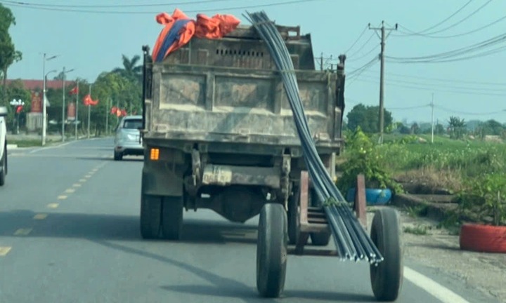 Xử lý ô tô kéo xe tự chế chở sắt thép dài hàng chục mét trên đường