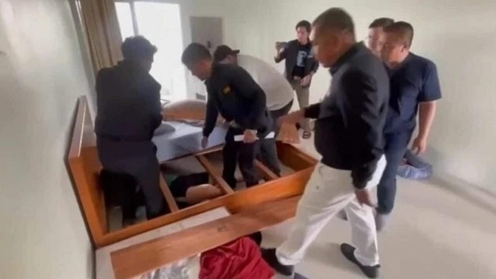 Clip: Đang trốn dưới gầm giường, tên trộm