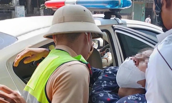 CSGT Nghệ An kịp thời đưa người phụ nữ ngất xỉu trên mô tô đi cấp cứu