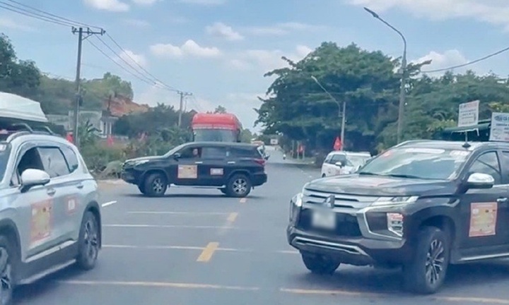 Vụ 2 ô tô chặn quốc lộ 