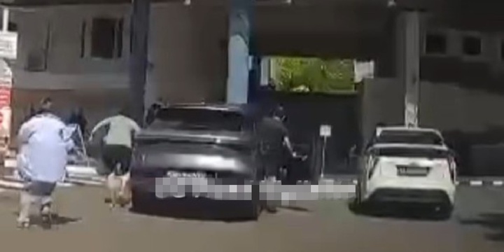 Clip: Xe mất lái bất ngờ lao vào tường trường học, cụ ông 76 tuổi nhập viện