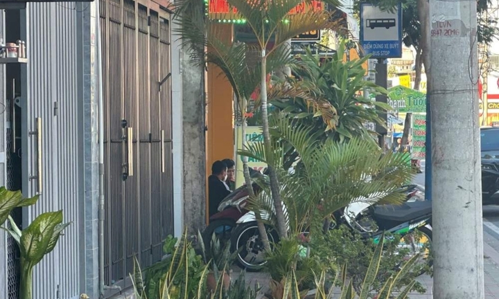 Vụ 2 đối tượng đập vỡ tủ kính, cướp trang sức vàng ở TP.HCM: Nhân chứng nói gì?