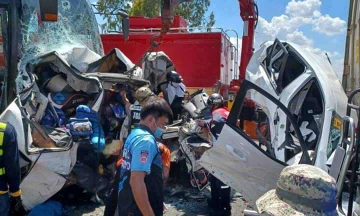 Clip: Hiện trường vụ va chạm ô tô liên hoàn, 10 người tử vong thương tâm