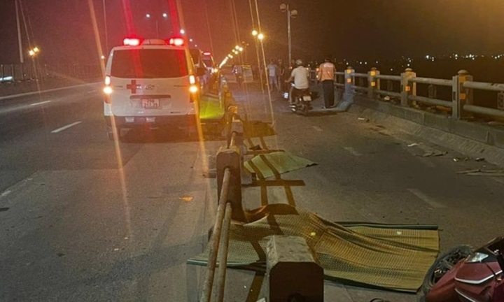 Hiện trường vụ tai nạn giao thông khiến 2 người tử vong trên cầu Thanh Trì, Hà Nội