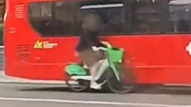 Clip: Va chạm kinh hoàng với xe buýt, người đi xe bị hất văng xuống đường