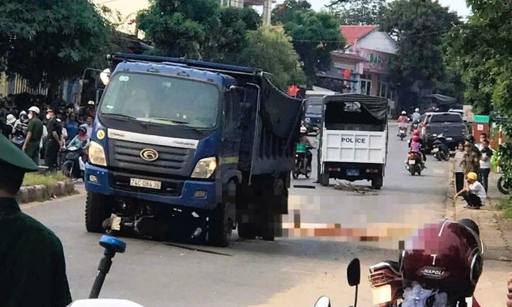 Tai nạn giao thông nghiêm trọng giữa ô tô và xe máy ở Quảng Trị, 2 người thương vong