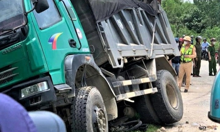 Xe tải va chạm xe máy, nam sinh lớp 12 tử vong thương tâm