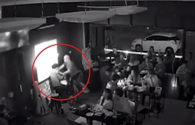 Clip: Nam ca sĩ bất ngờ bị người đàn ông đấm liên tiếp vào mặt, lý do gây bất ngờ