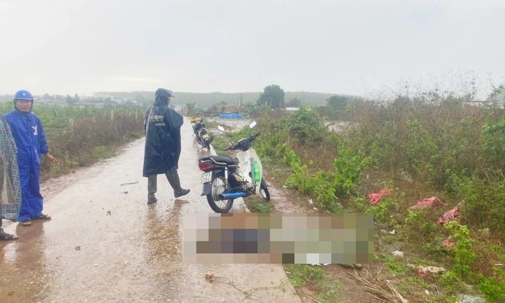 Đi xe máy dưới trời mưa giông, người đàn ông bị sét đánh tử vong