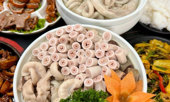 Kiểm tra đột xuất cơ sở ở TP.HCM của chuỗi quán ăn quảng cáo có lòng se điếu dài 40m
