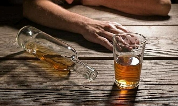 Người đàn ông 54 tuổi liệt nửa người, não tổn thương nghiêm trọng vì rượu