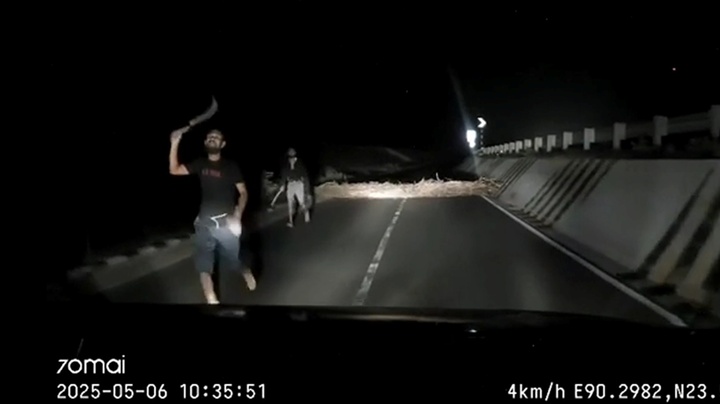 Clip: Bị cướp rượt đuổi trên cao tốc, tài xế ô tô có pha xử lý không ngờ