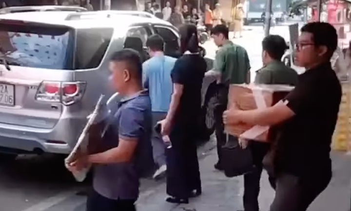 Lý do TikToker Lê Việt Hùng bị bắt, khám xét nhà, thu giữ nhiều tài liệu