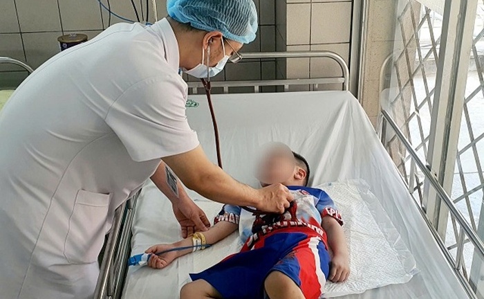 Bé trai 5 tuổi suýt nghẹt thở vì nghịch dây giải rút