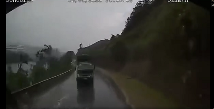 Camera hành trình ghi lại khoảnh khắc xe tải tông trực diện xe đầu kéo, 3 người thương vong