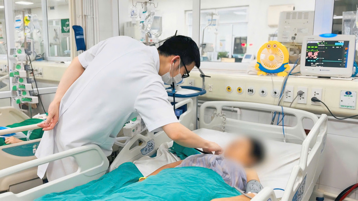 Tiêm khớp vai tại phòng khám tư nhân, người phụ nữ sốc nhiễm khuẩn nặng