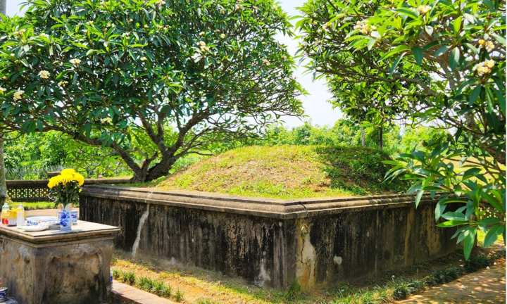 Bên trong khu lăng mộ vua Lê Túc Tông bị 2 người Trung Quốc đào bới tìm cổ vật