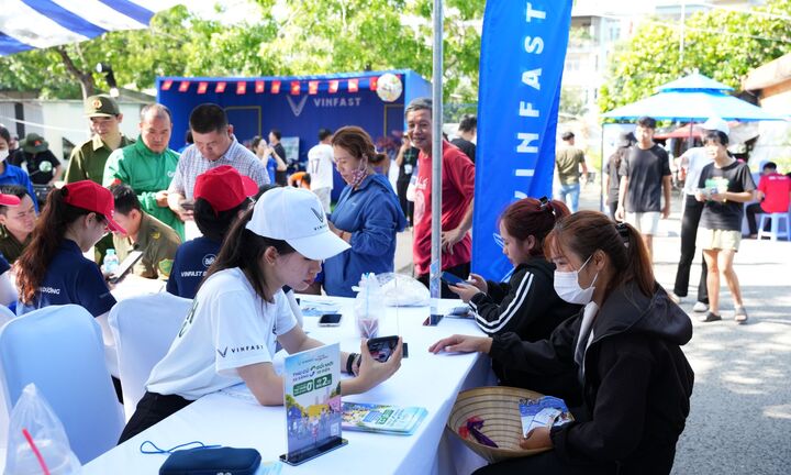 VinFast “phủ xanh” khu công nghiệp tại Bình Dương: Công nhân chen chân lái thử xe máy điện, nhiều người chốt đơn “trong 1 nốt nhạc”