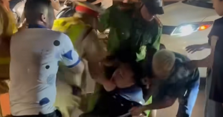 Khống chế người đàn ông có hành vi chống đối cảnh sát ở Hà Nội