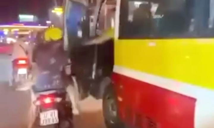 Vụ tài xế xe buýt đẩy cửa đập vào xe máy chở trẻ nhỏ ở Nghệ An: Camera ghi lại hình ảnh gây bức xúc