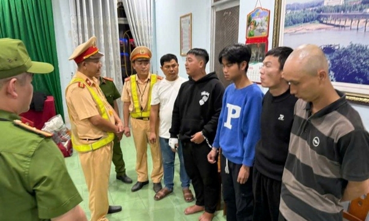 CSGT chặn xe khách, bắt 4 nghi can trong vụ án ở Lâm Đồng đang chạy trốn