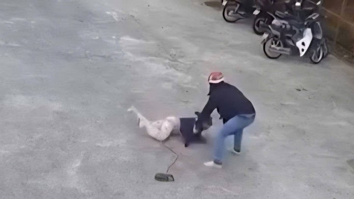 Clip: Đối tượng dùng kích điện tấn công 2 người dân tại sân bóng ở Phú Quốc