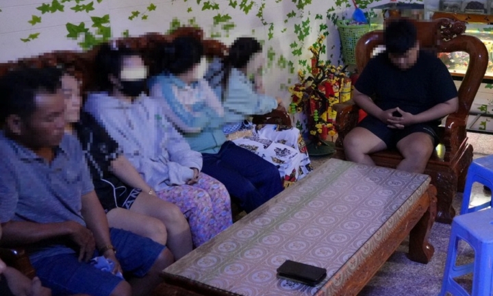 Tạm giữ 2 đối tượng môi giới mại dâm tại cơ sở massage trá hình ở Tiền Giang