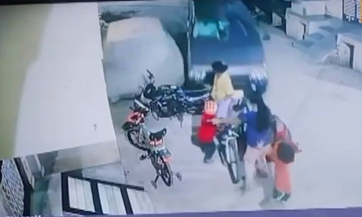 Clip: Ô tô mất lái, lao như