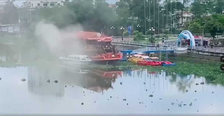 Nguyên nhân bất ngờ khiến chiếc du thuyền trên Vàm Cỏ Tây ở Long An bốc khói
