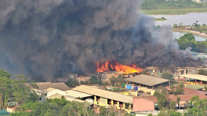 Cháy lớn tại kho xưởng ở Hà Nội,  khói đen bốc cao hàng chục mét: Tiết lộ nguyên nhân ban đầu