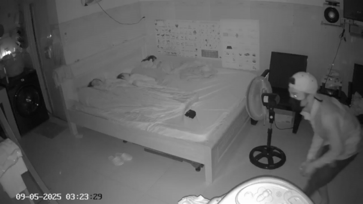 Clip: Thức dậy sau giấc ngủ mê mệt, người phụ nữ mở camera kiểm tra, rụng rời tay chân khi thấy cảnh đáng sợ