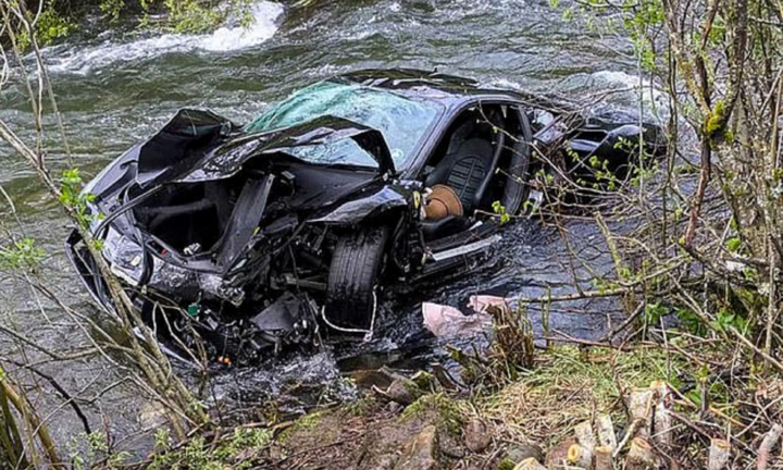 Xe sang Ferrari lao xuống sông, đôi vợ chồng tử vong thương tâm tại Anh