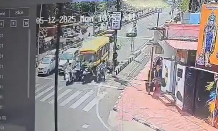 Clip: Xe buýt lao tới từ phía sau, tông hàng loạt phương tiện đang dừng đèn đỏ, một nữ bác sĩ tử vong
