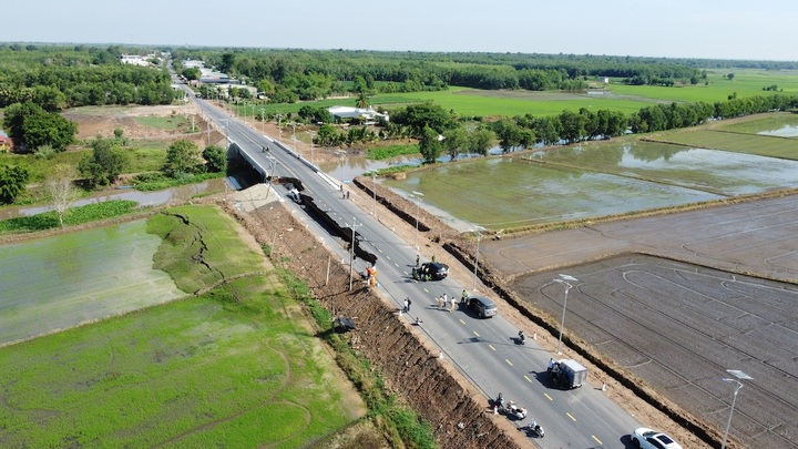 Vụ sụt lún đường dẫn lên cầu khi mới khánh thành dẫn đến tai nạn: Hé lộ về nhà thầu thi công,  ai bồi thường cho nạn nhân?
