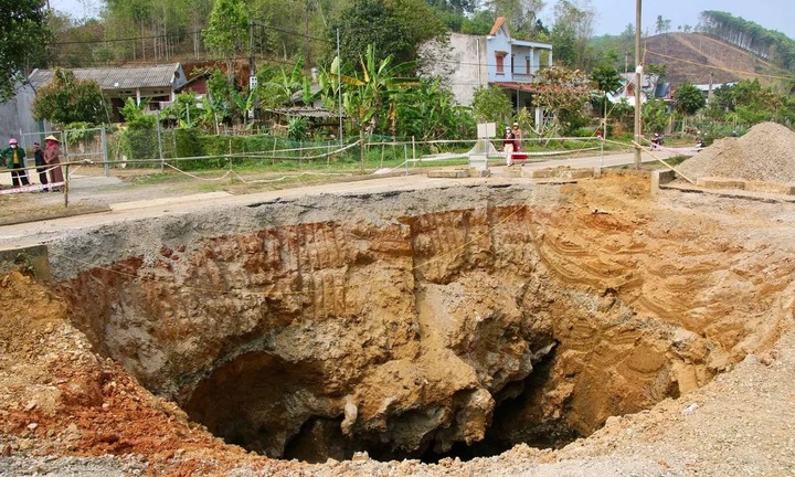 Liên tiếp xuất hiện 7 “hố tử thần”, Bắc Kạn công bố tình huống khẩn cấp về thiên tai