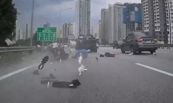 Clip: Ôtô tông văng cặp vợ chồng đi xe máy rồi tăng ga bỏ chạy