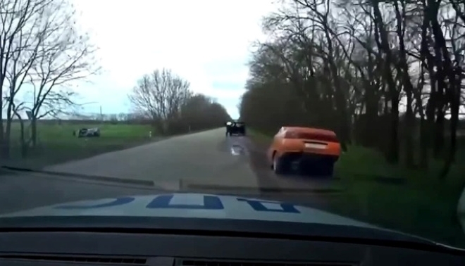 Clip: Ô tô tách làm đôi giữa đường khi bị truy đuổi khiến cảnh sát