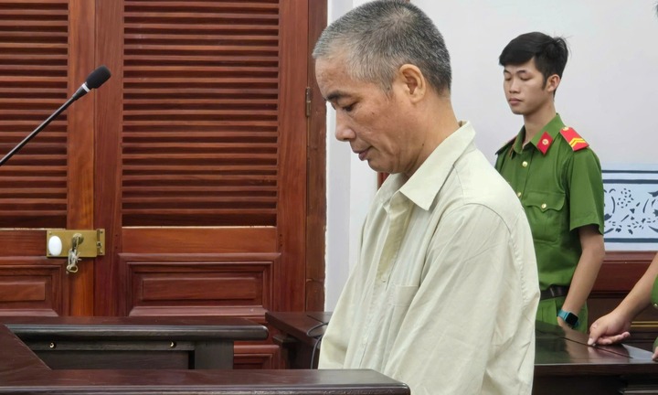 Bực tức vì đòi nợ 40 triệu đồng, anh cầm chai xăng đốt nhà em gái