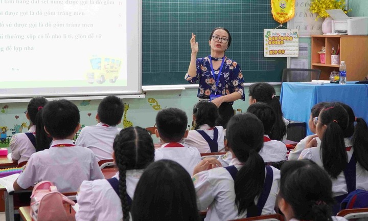 Bộ GD&ĐT đề xuất quy định mới về chế độ tiền lương dạy thêm giờ cho giáo viên