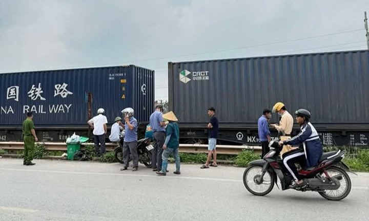 Tin tức tai nạn giao thông mới nhất ngày 17/5: Va chạm với tàu hàng, người phụ nữ tử vong